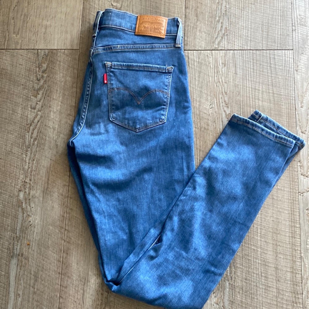 Levi’s Woman’s light rinse skinny jeans - Size 27
